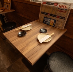 温もりある木のテーブルと柔らかな灯りが心地よい、落ち着いた雰囲気の空間！窓際に並ぶテーブル席は、街の灯りを眺めながらゆっくりとお酒を楽しめます！デートや仕事帰りの一杯にピッタリです！