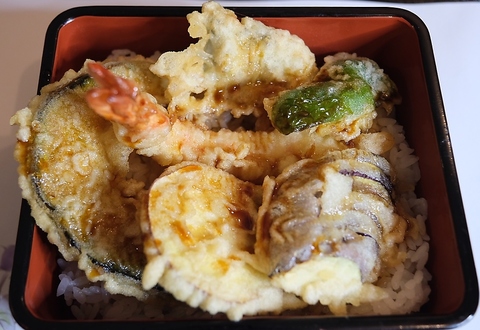 揚げたてボリューム満点の天ぷらランチを月・日・祝日限定でご提供しております！