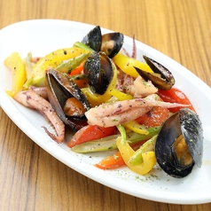 魚介と旬野菜の白ワイン蒸し