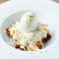 料理メニュー写真&nbsp;焼きチーズと半熟玉子の燻製ポテサラ