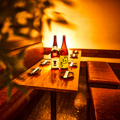 落ち着いたテーブル席で、心地よいひとときをお過ごしください。広々としたスペースで、料理をシェアしながら楽しい時間を過ごせます。家族連れや友人同士の集まりに最適です。リラックスした空間で、美味しい料理と共に楽しい時間をお楽しみください。