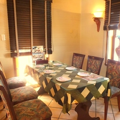 ご家族はもちろん、友達同士の集まりにもぴったりな6名様テーブル席をご用意しております♪ゆったりとしたソファでくつろぎながら、美味しいカレーとナンを囲んで楽しい会話に花を咲かせてください。カジュアルな合コン利用にも最適◎