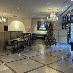 柔らかな光が差し込む広々としたフロアは、ママ友とのランチ会やご家族での会食に最適です。高級感がありながらも肩肘張らずに過ごせるカジュアルさが人気。車椅子やベビーカーのままスムーズに入店できるバリアフリー設計も嬉しいポイントです。地産野菜を活かした彩り豊かな料理を囲み、賑やかで楽しいひと時をどうぞ。