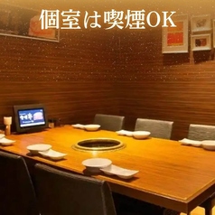 【完全個室】2～6名様まで／接待・会食におすすめの完全個室。シャンデリアのある、6名様までご利用可能な贅沢な完全個室。接待・お顔合わせなど、大切な方とのご会食におすすめです。ビジネスシーンはもちろんのこと、お子様連れでのご家族でのお食事やご宴会にも最適です。