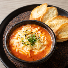 タコのトマトソースとのびるチーズの生ピザ