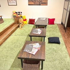 小上がり席　 　靴を脱いで上がっていただける人気のリラックス席です。赤ちゃん・お子さま連れにご利用いただけます。※大人の人数でご予約ください