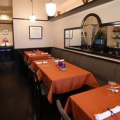 女子会やママ友とのランチに最適な、ゆったりと過ごせるテーブル席です。こじんまりとした店内は周囲を気にせず会話を楽しめる雰囲気で、美味しいお料理を囲みながら華やかな時間を過ごせます♪お洒落な空間で、旬の魚介イタリアンを堪能する特別なひと時を。