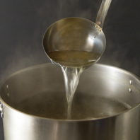 鶏の旨味を凝縮した極上スープで味わうタッカンマリ