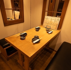 障子戸と木の質感が心を和ませる扉付き個室！和のテイストで統一された空間は居心地も抜群で、宴会や飲み会、女子会、接待にもピッタリ！ゆったり座れて、料理もお酒も思う存分に楽しめます！