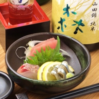 新鮮な魚が彩りよく盛られたお通しの『お刺身三種盛』