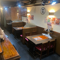 靴を脱がなくていいので楽ちん♪テーブル席は4人掛×3卓ご用意！人気メニューのステーキはボリューム満点！ファミリーでのご利用も大歓迎です！
