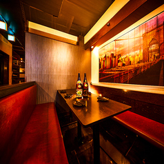 ゆったりとしたソファ席で、リラックスしながらお食事をお楽しみいただけます。柔らかいクッションが心地よく、長時間座っても疲れません。デートや友人との食事、家族での集まりにも最適です。落ち着いた雰囲気の中で、美味しい料理と共に、心地よいひとときをお過ごしください。