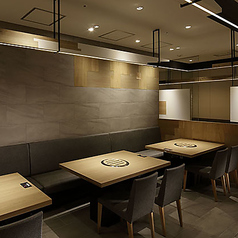 ゆったりと座れるテーブル席は、友人とのお食事からグループでのご利用にも最適。落ち着いた雰囲気の中で、ゆったりとお店自慢の焼肉をお楽しみいただけます。