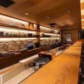 精肉卸直営という圧倒的な武器と長年肉を見てきた目利き師が「その日一番良い肉」を生のまま仕入れ当日カット肉にあわせた3種のたれはご提供の直前に揉み込み上質肉をさらに柔らかくジューシ―に仕立てる各席ご用意した囲炉裏、土佐備長炭でじっくりと焼き上げる匠の焼肉をご堪能あれ