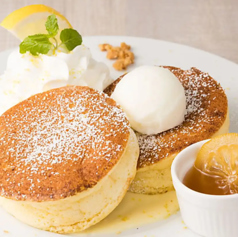 レモンカスタードクリームパンケーキ ソルトジェラート添え