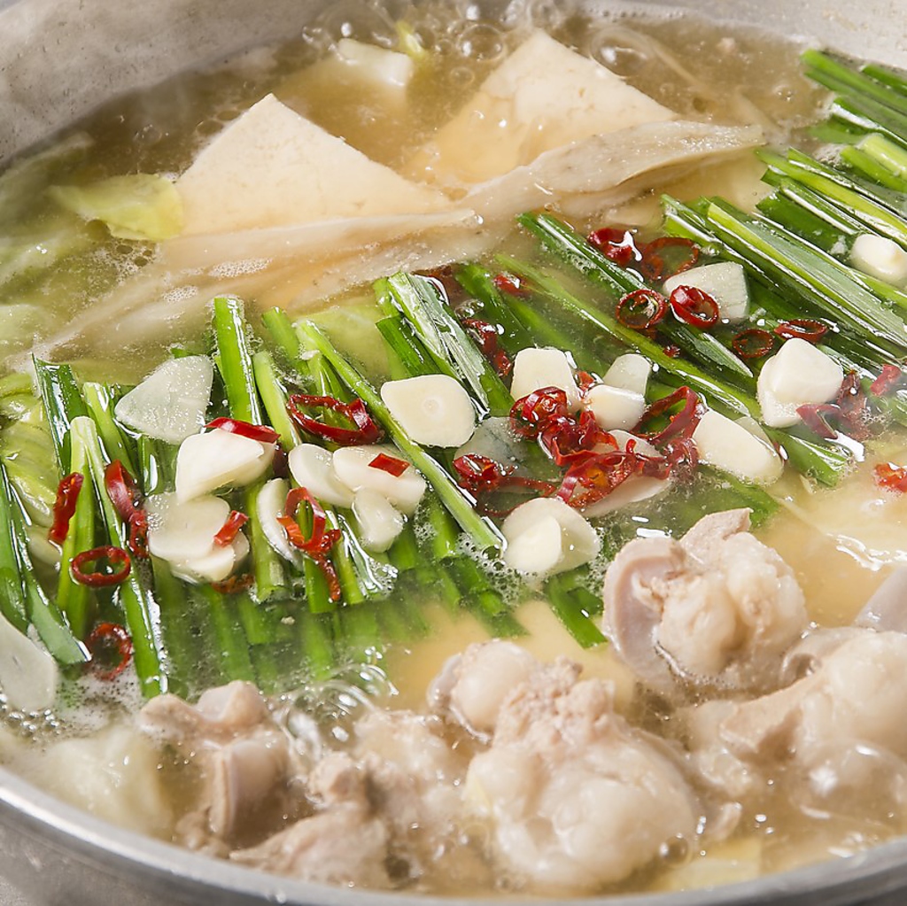 福岡にいらしたら、もつ鍋でしょう！もつのうまみがたっぷり染み込んだ〆の麺も最高ですね！