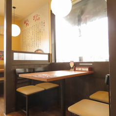 4名掛けのテーブル席はご友人や家族とのお食事にもぴったりです。テーブル席ごとに仕切りがあり、周囲を気にせずに落ち着いてお話やお食事をお楽しみいただけます。