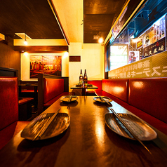 広々としたソファ席で、快適な時間をお過ごしください。ふかふかのソファが体を包み込み、リラックスした状態でお食事を楽しめます。特別な日や記念日にもぴったりの空間です。ゆったりとした座席配置で、プライベート感を保ちながら、心ゆくまでお楽しみいただけます。