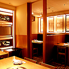 【2階テーブル席1】 個室もございます。活気ある雰囲気の中で炭火焼肉を存分に楽しめます！