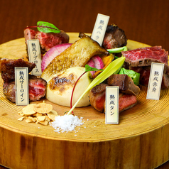＜美食との出会い＞こなれで一度は楽しんで頂きたい【熟成牛の肉盛り】や【熟成肉のすき焼き鍋】の写真