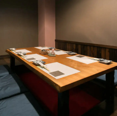 5～8名様がお座りいただける大きな掘りごたつ席！　（1テーブル）通路に面した　大きな掘りごたつ席になります！