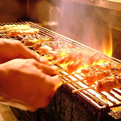 難波で焼き鳥をつまみながら宴会を楽しむ