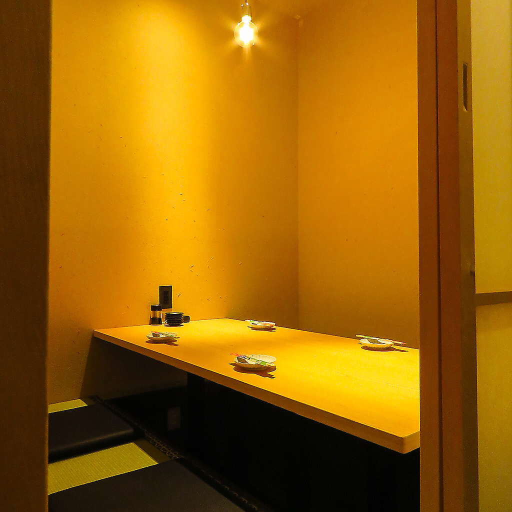 足を伸ばしてゆったりとお寛ぎいただける掘りごたつの個室は、ご接待やプライベートなお食事会に最適