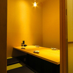 足を伸ばしてゆったりとお寛ぎいただける掘りごたつの個室は、ご接待やプライベートなお食事会に最適