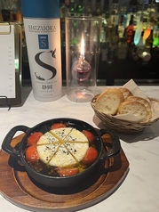 丸ごとカマンベールとトマトのアヒージョ