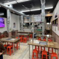 開放感あふれる明るい雰囲気が特徴です！活気に満ちた店内では、友達と一緒に楽しい食事を楽しむのにぴったりです♪大人数にも対応できる18名用のテーブルがあり、グループや宴会での利用にも最適です！新鮮な食材を使った本格韓国料理が並び、目でも楽しませてくれる。特別なひとときを過ごせる場所がここにあります☆