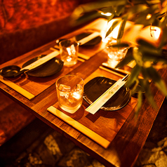 ロマンチックな雰囲気のカップルシートで、大切な方と特別なひとときをお過ごしください。二人だけのプライベートな空間で、ゆったりとした時間を楽しむことができます。落ち着いた照明と上質なインテリアが、デートをより一層特別なものにします。美味しい料理と共に、素敵な時間をお過ごしください。