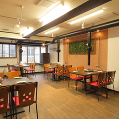 4人用テーブル席を12卓備えた店内は、席間隔に余裕があり、仲間との会話や食事を落ち着いて楽しめます。一階は全面禁煙、二階は喫煙可能とフロアを分けており、目的に合わせて快適にお過ごしいただけます!お子様連れも歓迎で、家族利用にも配慮された温かな空間として、日常使いから各種集まりまで幅広く対応できます◎