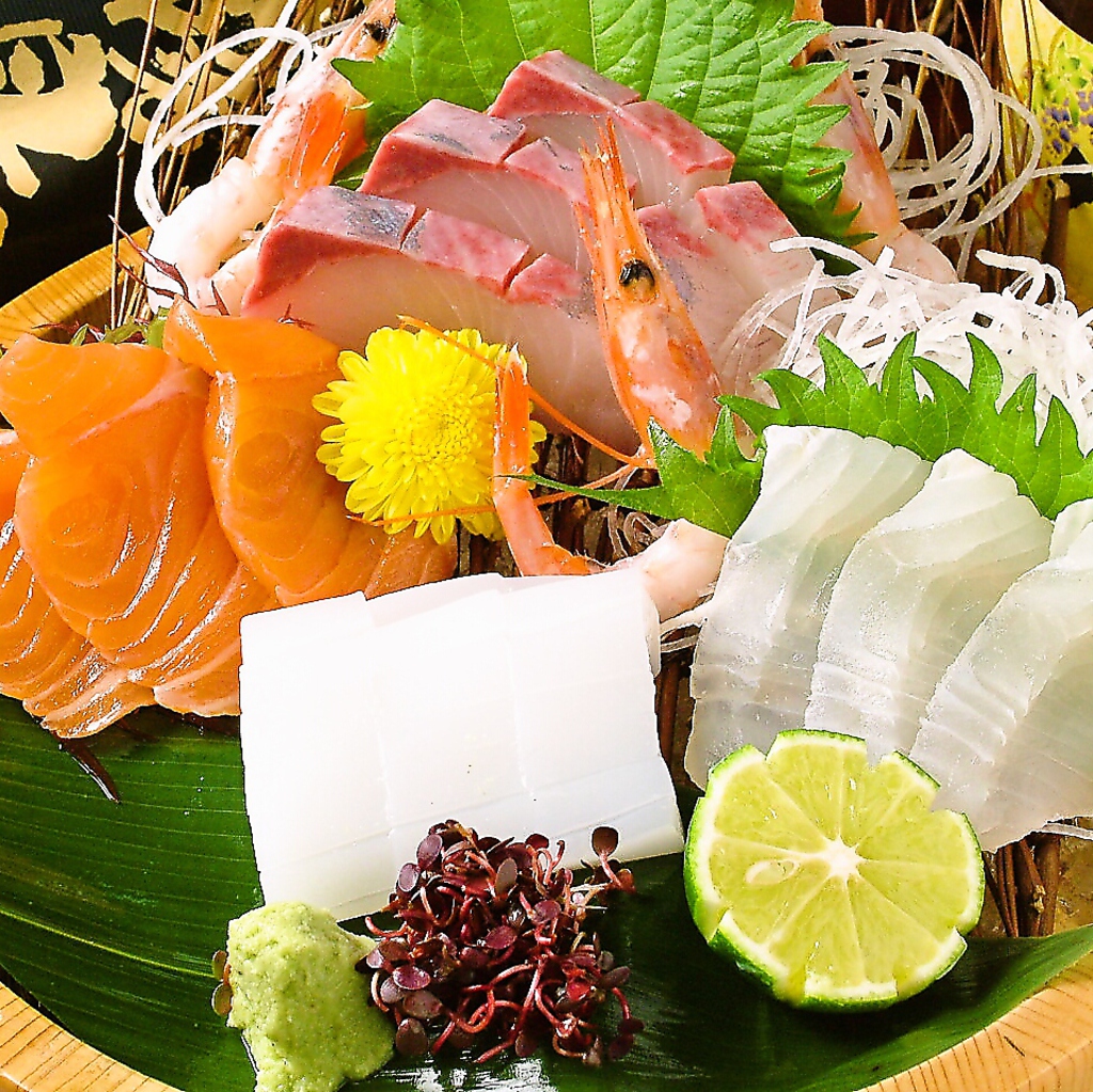 鶏同様鮮魚にも自信あり！「お造り5種盛り1380円(税抜)」がオススメです◎