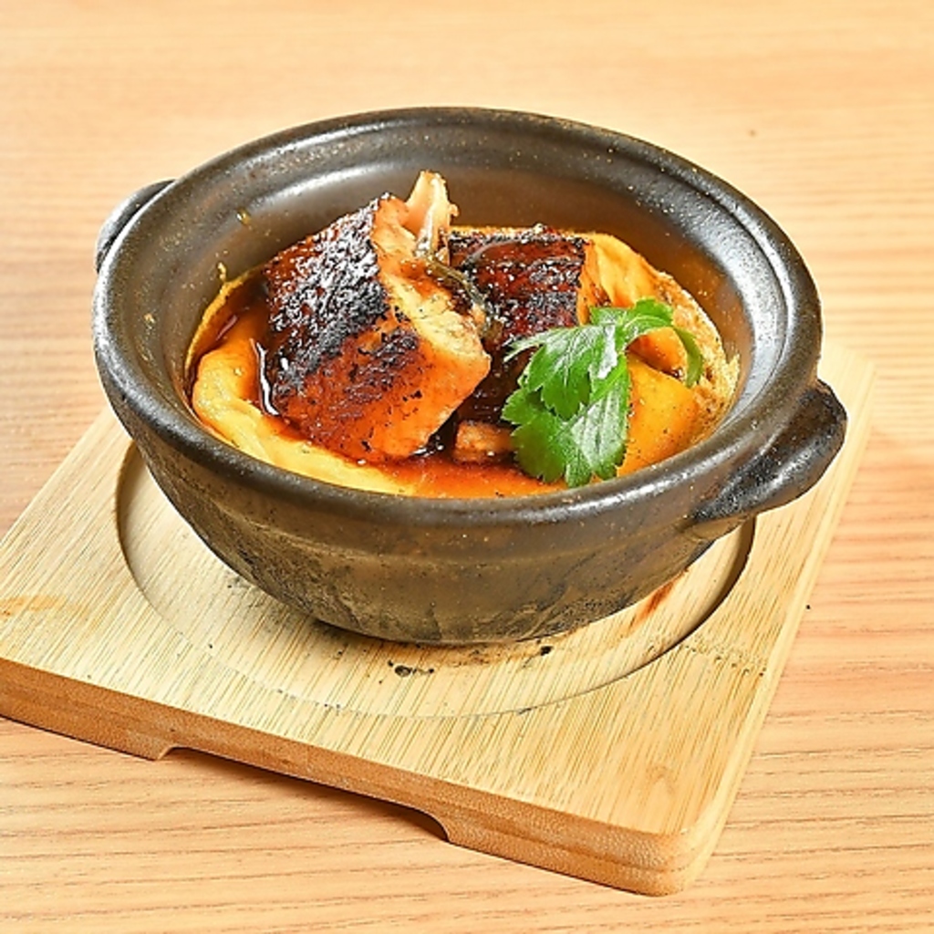 香ばしく焼き上げたうなぎがゴロッ！スタミナも旨みもたっぷり詰まったちょっと贅沢なメニューです。