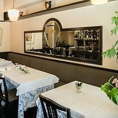 4名様前後での少人数グループに使い勝手の良いテーブル席をご用意しております。ゆったりとした時間が流れる心地よい空間で、こだわりのコース料理を囲む食事会はいかがでしょうか。気取らずに本格的な味が楽しめるので、ご友人同士の集まりにも最適です♪