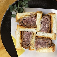 名物!馬肉入りレアカツサンド