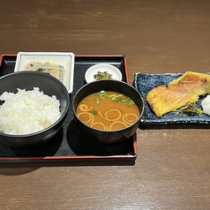 ご飯・味噌汁・小鉢がセットのバランスのいい和食ランチ