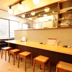 目の前で焼き上がる臨場感を楽しめるカウンター席は、香ばしい音と香りに包まれる特等席。職人の手仕事を間近に眺めながら、焼きたての美味しさをいち早く味わえる贅沢な時間をお過ごしいただけます。お一人様も大歓迎です♪