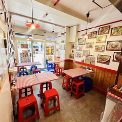 落ち着いた雰囲気と、居心地の良さが調和したテーブル席です。友人やご家族との楽しいひとときを、心ゆくまでお楽しみいただけます。温かみのある木材を使用した内装が、リラックスした空気感を演出します。アジアンテイストのインテリアに囲まれており、エキゾチックな雰囲気を感じながら、お食事をお楽しみいただけます。