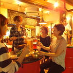みんなでドラム缶のテーブルを囲んで楽しくドンチャン♪衛生対策も行っております！