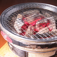 炭火焼の七輪には、品質に定評があり臭いや煙が少なく食材の旨味を引き出す「紀州備長炭」を使用。安定した火力でじっくりと丁寧に焼き上げることができます。上質なお肉の繊細で豊かな風味もお楽しみいただけます。