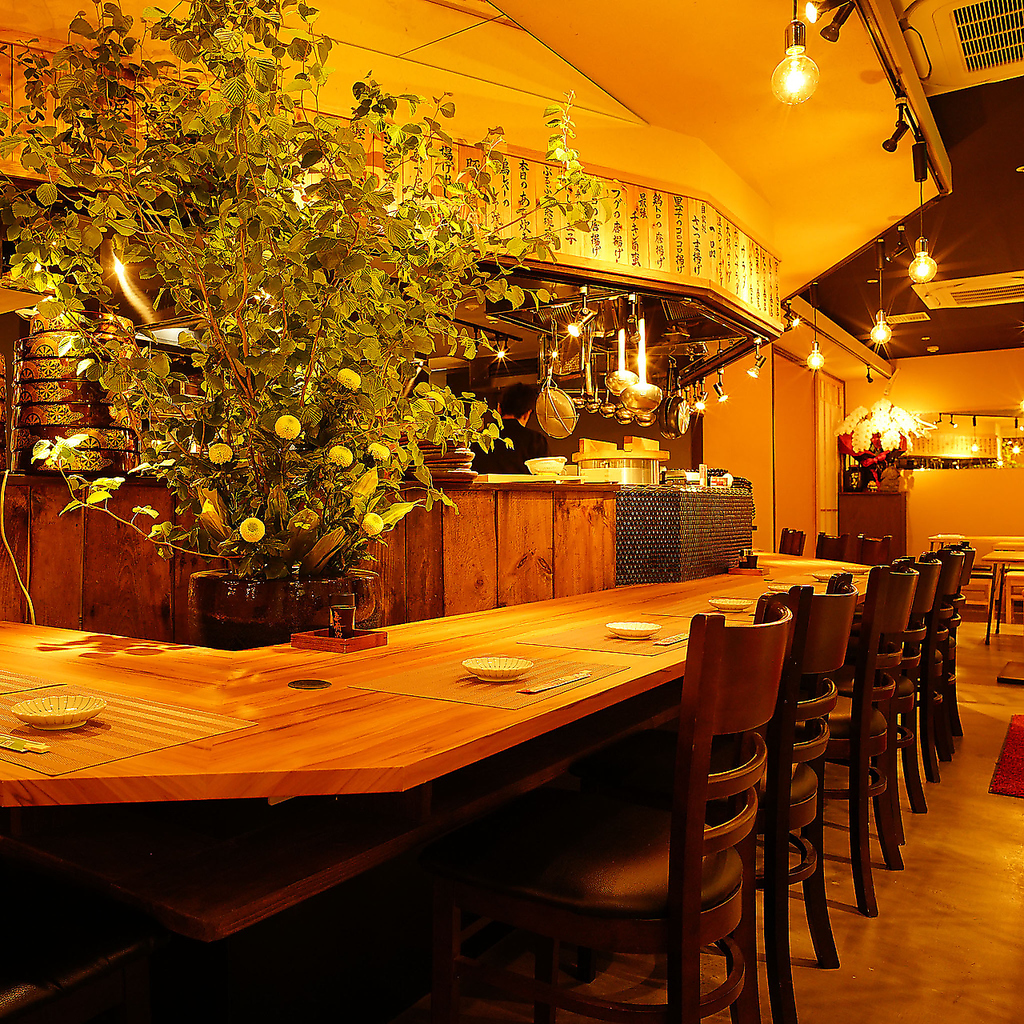 サシ飲みやデートには、職人の練達された調理風景を目の前でご覧いただけるカウンター席をぜひどうぞ