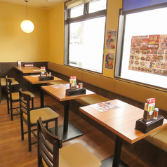 2名様からご利用できるテーブルもございます。大きな窓から入る自然光が店内を照らし、明るい照明とともに柔らかな雰囲気を醸し出しています。気軽に訪れられるお店です。