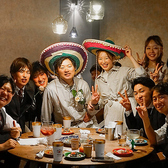 大きなメキシカンハット（ソンブレロ）をかぶって、陽気に記念撮影しませんか？ド派手な帽子を身にまとえば、気分は一気にフィエスタ！家族や友人と一緒に、笑顔あふれる最高に「映える」瞬間を残しましょう！