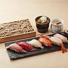 7種のおまかせにぎりとざるそばのセット