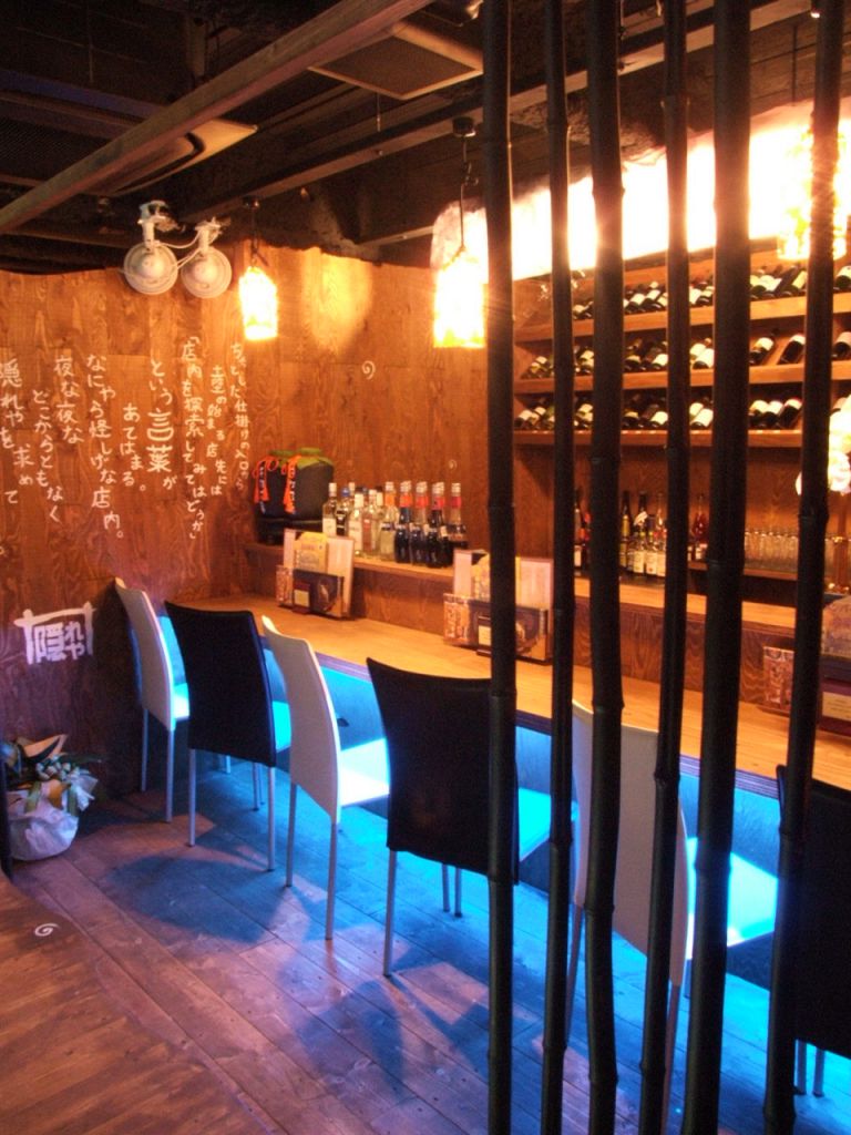 ２人の距離が近づくカウンターはデートに◎１人で静かに飲みたい夜にも立ち寄りやすい雰囲気♪