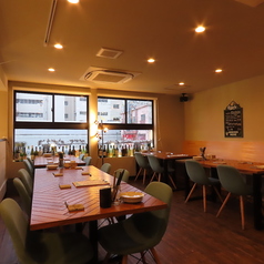 明るく開放的な店内でゆっくりとお食事をお楽しみください！人数に応じてお席をご用意させていただきます。