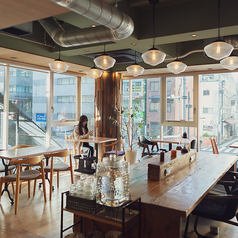 【2F】日が当たるテーブル席でゆっくりできます。その他、奥にお席がございます。