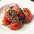 料理メニュー写真 冷製完熟トマトの黒オリーブ風味 