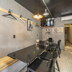 4名様掛けのテーブル席がございます。デート利用やご友人とのお食事など、カジュアルなシーンにもぴったりです。